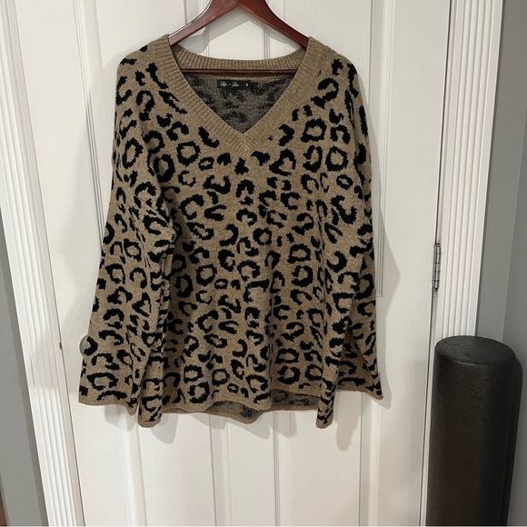 Lyla & Like v neck tan and black oversized sweater size medium - Picture 2 of 9